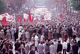 Foule Manifestation &agrave; Paris - ann&eacute;es 70