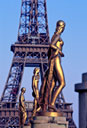 La Tour Eiffel et statues dor&eacute;es du Trocad&eacute;ro