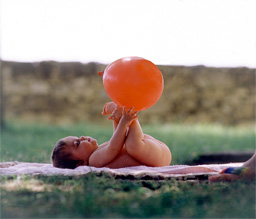 b&eacute;b&eacute; premier age jouant en plein air